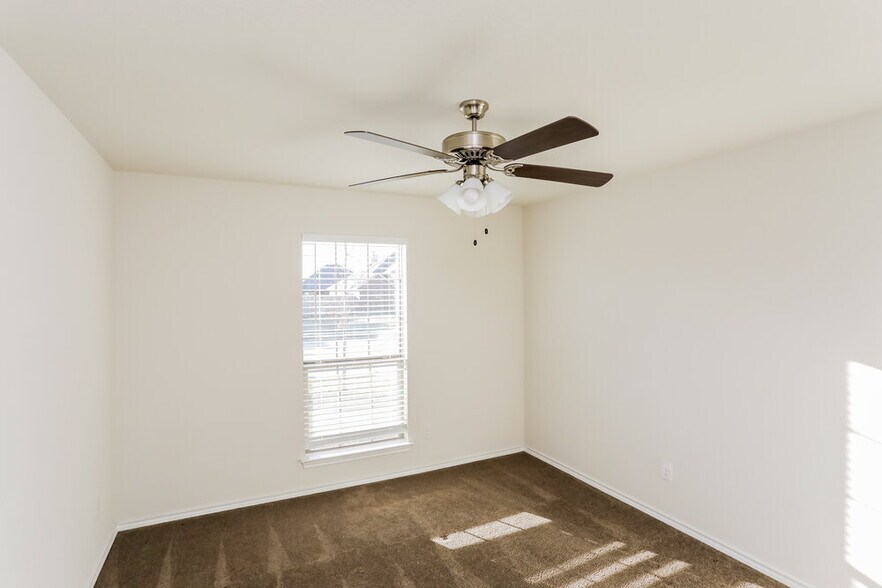 Building Photo - 605 Long Prairie Dr