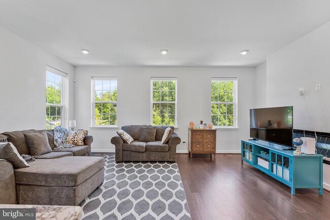 Building Photo - 4402 Fair Lakes Ct