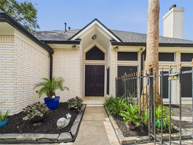 Building Photo - 203 Las Brisas St