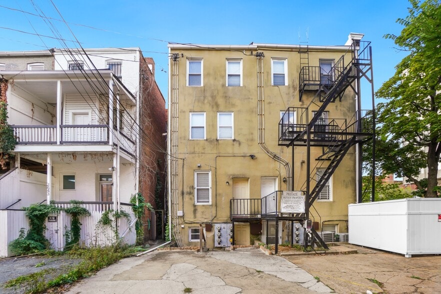 Building Photo - 2645 N Charles St