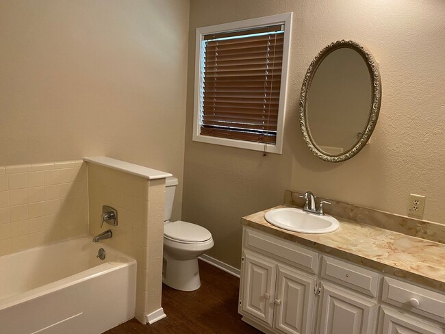 Building Photo - 5 BEDROOM HOME !!!!