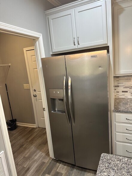 Building Photo - 723 Murphy St