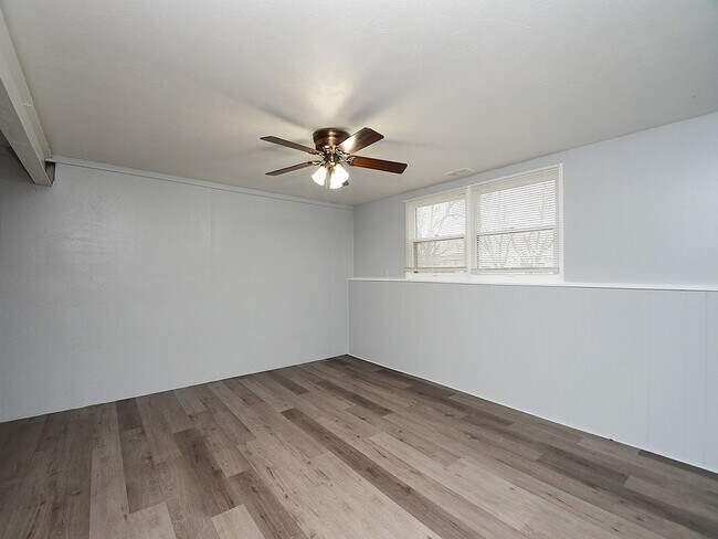 Building Photo - Spacious Living