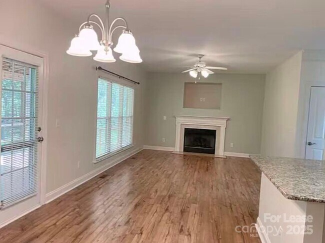 Building Photo - 14843 Middlesborough Dr