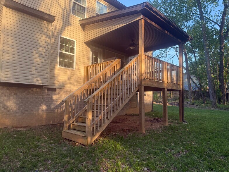 Back yard + deck - 1110 Stonebrook Dr