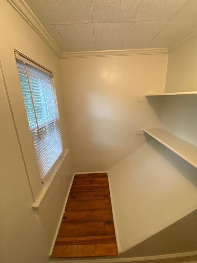 Building Photo - Adorable Upstairs Duplex / Central AC / W&D / Near Duke East