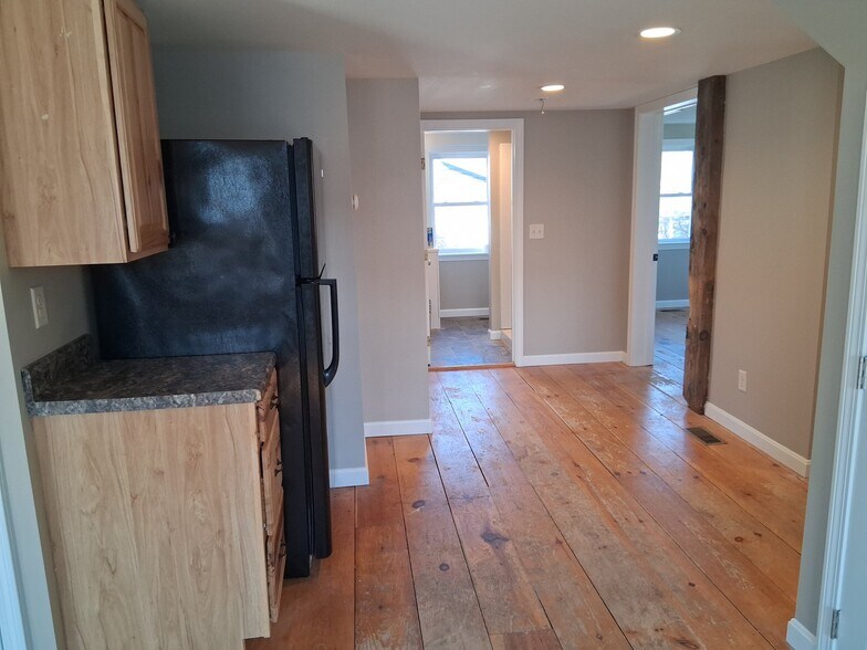 Building Photo - 58 Maple St