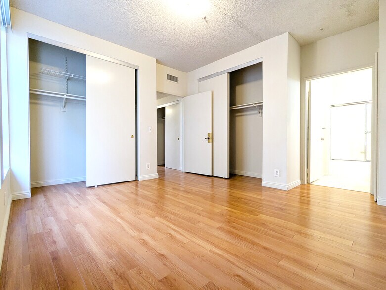 Building Photo - 553 S St Andrews Pl