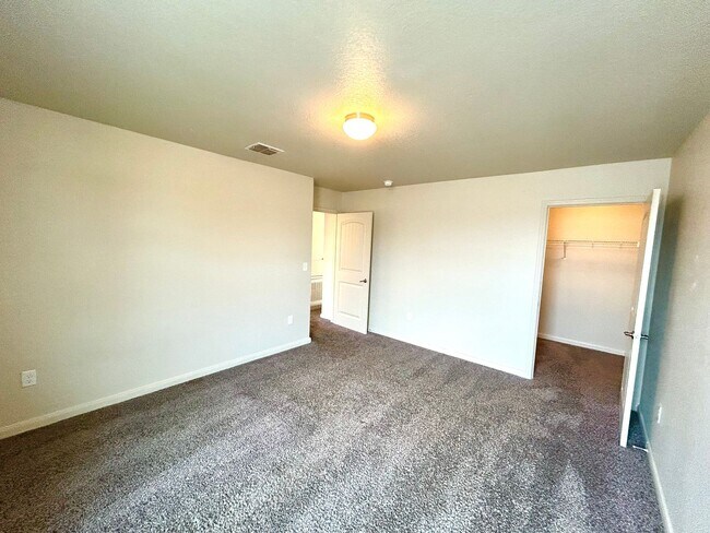 Building Photo - *MOVE IN SPECIAL* Comfort & Convenience – 2-Story Home with Fenced Backyard!