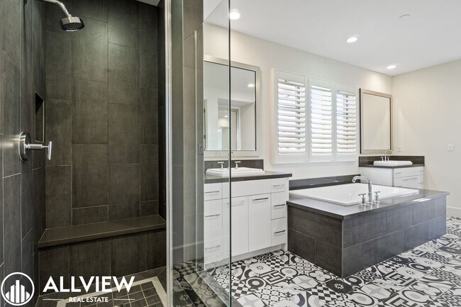 Building Photo - Luxurious and Rare 5 Bed 5.5 Bath Located ...