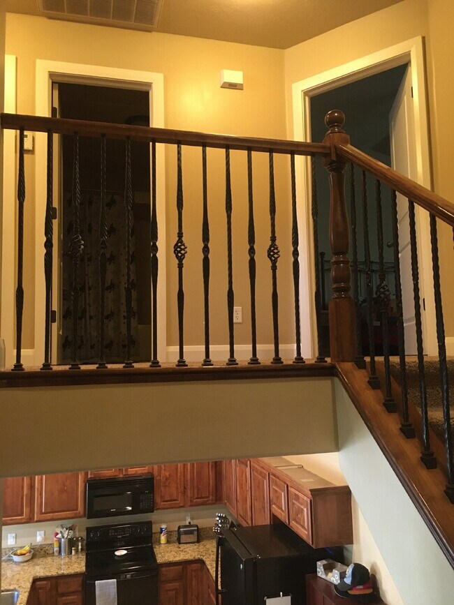 Building Photo - "Spacious 3-Bed Townhouse with 2.5 Baths i...