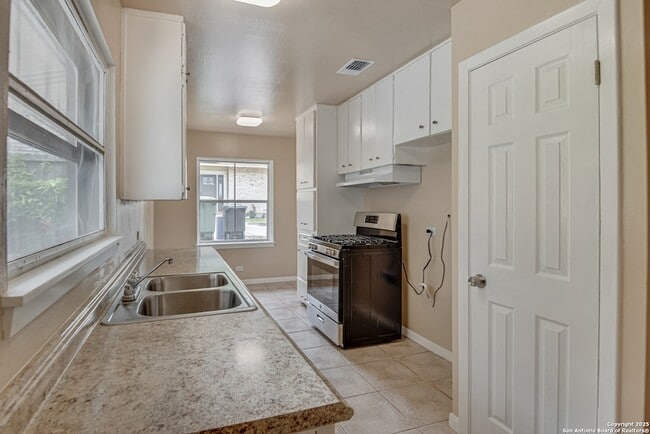 Building Photo - 211 Green Meadow Blvd