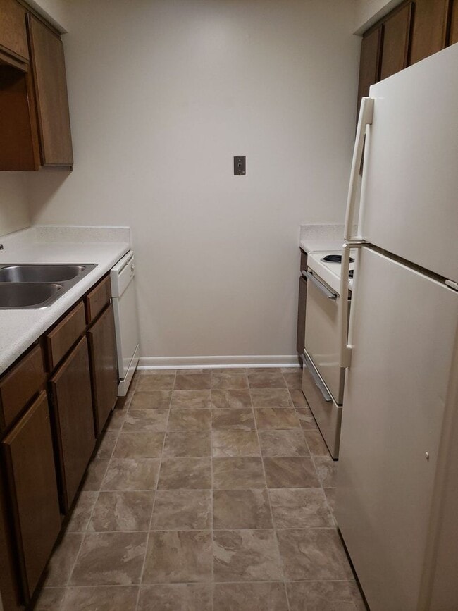 Building Photo - 1 Bedroom, 1.5 Bath Townhouse