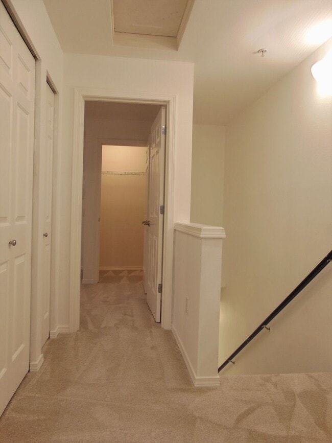 Building Photo - Lovely and Spacious 2 BR/1.75 BA Kirkland ...