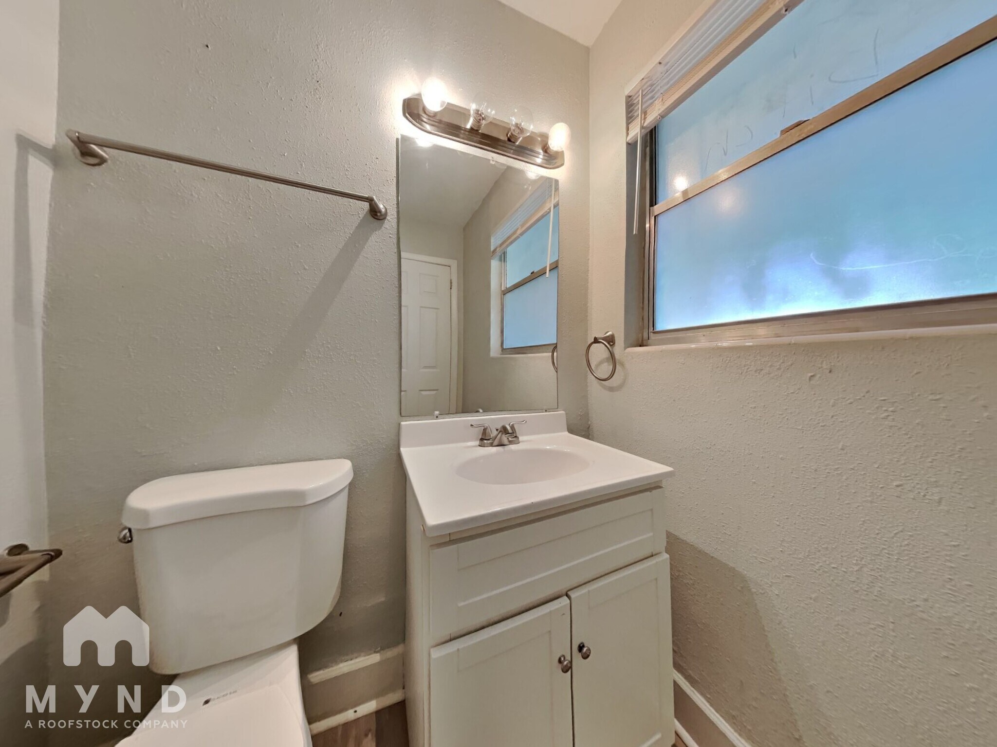 Building Photo - 1033 Busac Ave