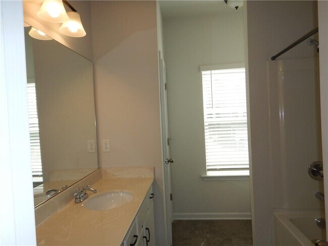 Building Photo - 720 Country Ridge Dr