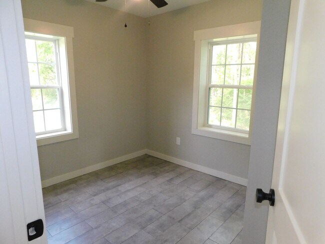 Building Photo - Newly Renovated 2 bed 1 bath cottage