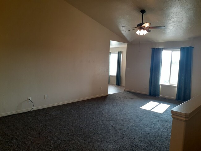 Building Photo - 3 bed 2 bath twin home located in Stonebri...