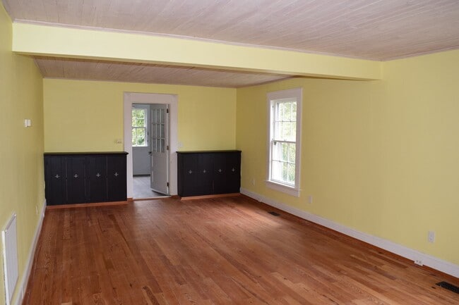 Building Photo - Cute modern rancher in the heart of Highla...