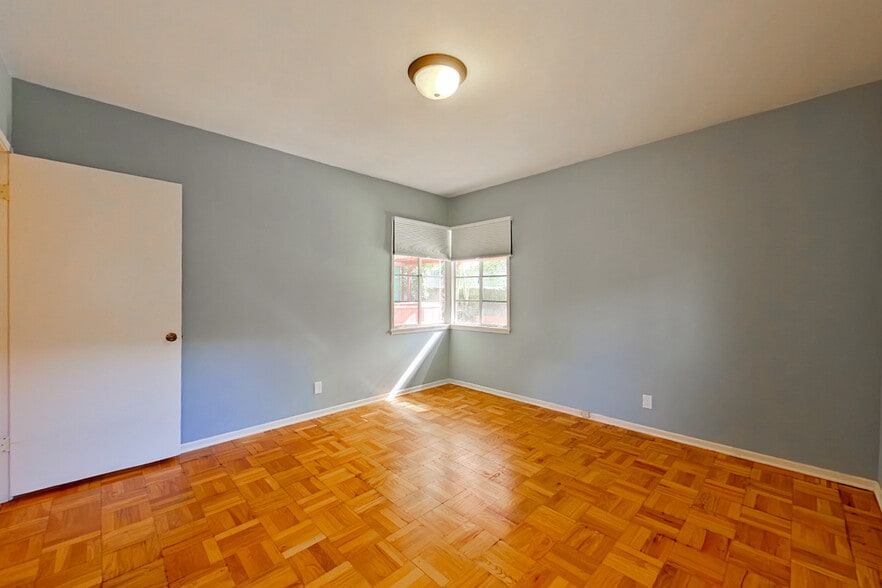 Building Photo - 1462 Glengarry Rd