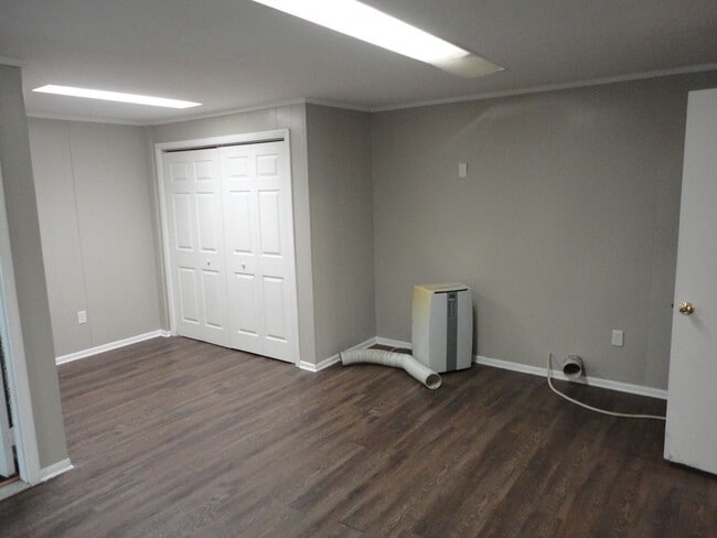 Building Photo - 4 Bedroom/2 Bath located in Golf Club Manor