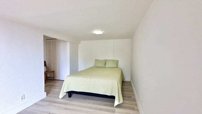 Building Photo - Available NOW - Newly Renovated Studio wit...