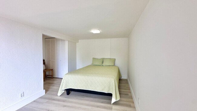 Building Photo - Available NOW - Newly Renovated Studio with 1 Bath & Washer/Dryer in Maunalani Heights!