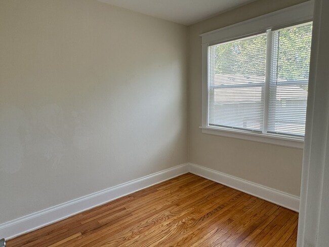 Building Photo - 5 bedroom home near Lincoln Park and Uptown