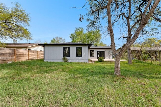 Building Photo - 1307 Yorkshire Dr