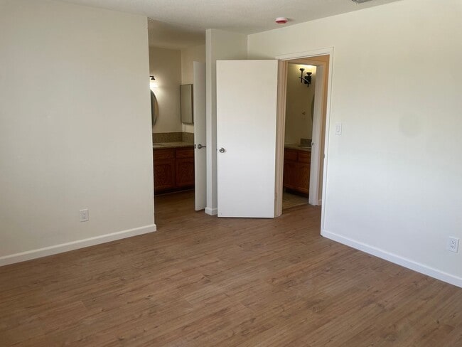 Building Photo - 3 Bedroom, 1.5 Bath Home in Parkway Neighborhood