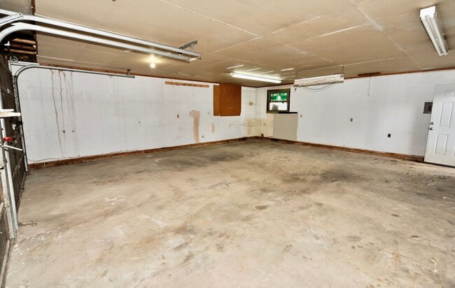 Building Photo - Central CDA rancher 2 bed 1 bath with 2 ca...