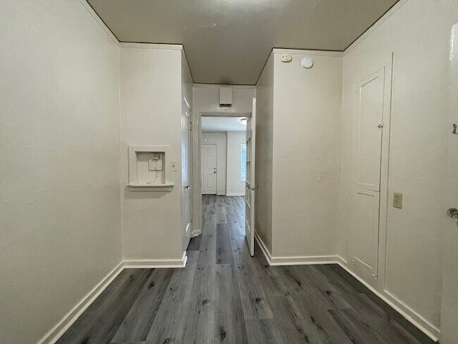 Building Photo - Quaint Studio, Freshly Painted, with modern fixtures, with front and back entrance,