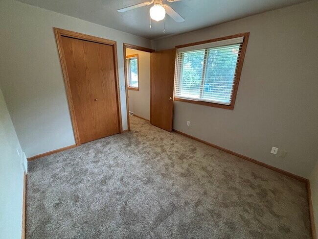 Building Photo - 3222 Lakeview Dr