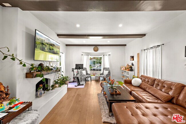 Building Photo - 3871 Roxton Ave
