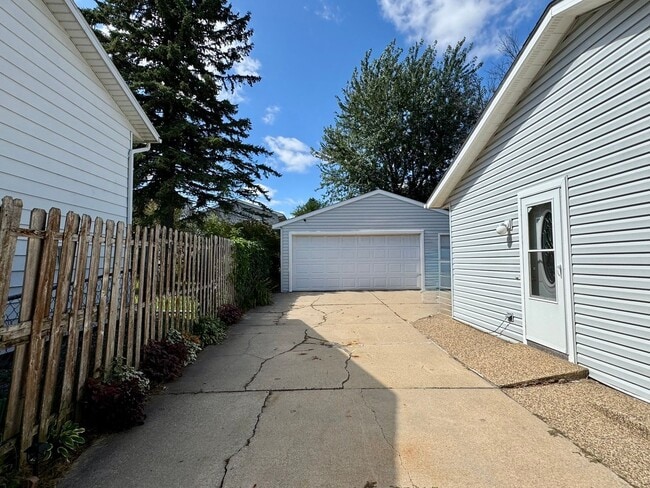 Building Photo - Northwest Rochester Minnesota, 3bedroom 2b...