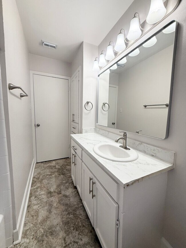 Building Photo - Beautiful and Spacious 4/1 Near Northside ...