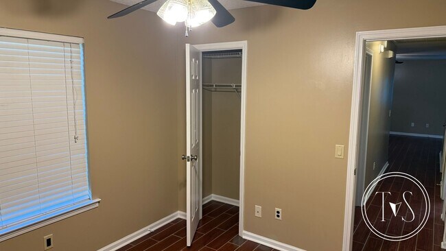 Building Photo - 142 Shayna Dr
