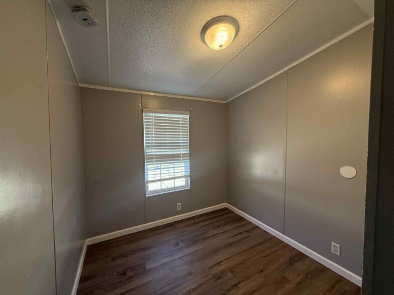 Building Photo - 1236 N Oaklane Rd