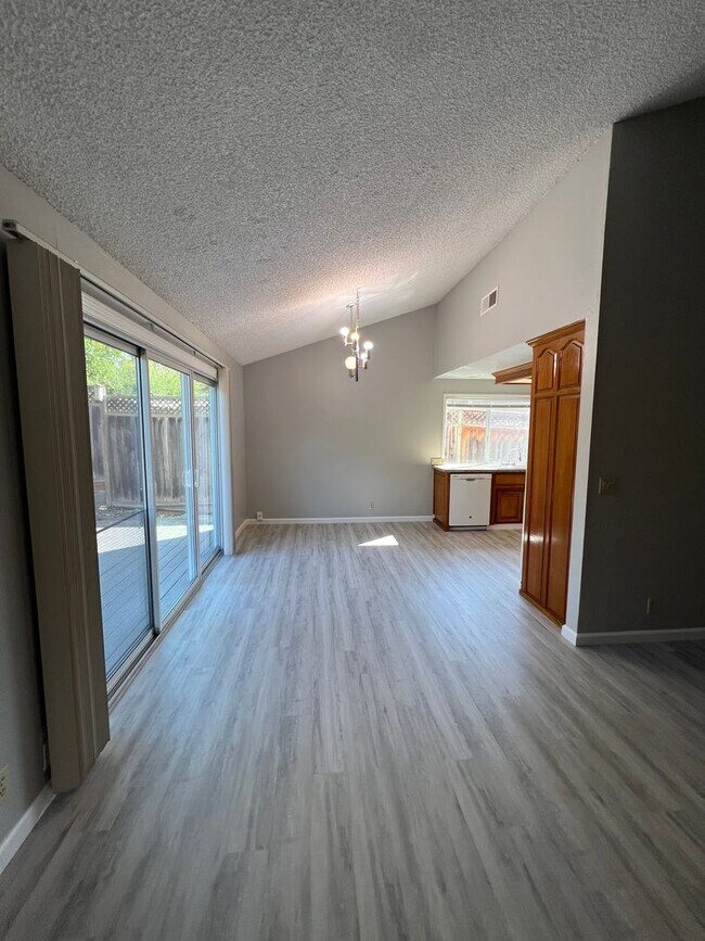 Building Photo - Newly Updated 4/2 Home! Remodeled Bathroom...
