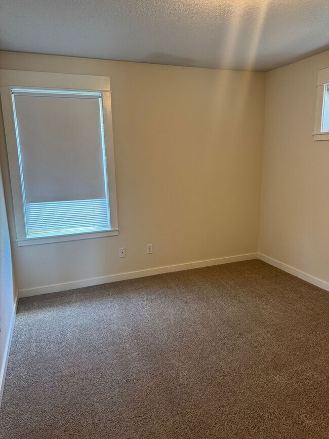 Building Photo - 437 NE Irving Ave