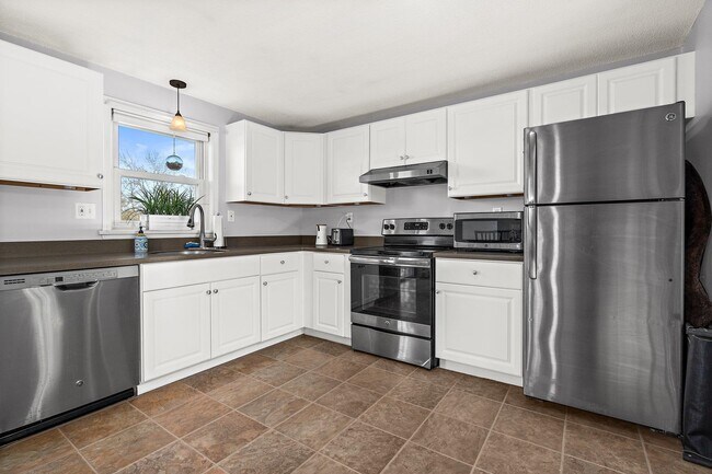 Building Photo - 74 Derryfield Rd