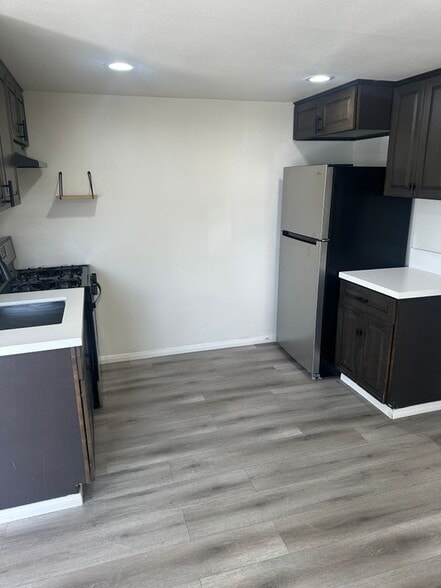 Building Photo - 931 E 6th St