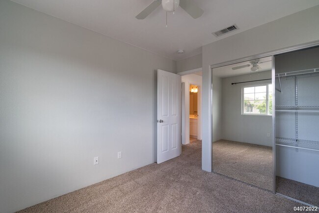 Building Photo - 3 Bed 2.5 Bath Townhome in Spinnaker Place Townhomes 2