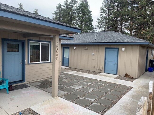 Building Photo - Light & Bright 2 Bed/2 Bath Mid-Town Cottage with Garage