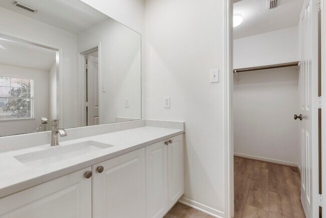 Building Photo - 67 Woodlily Pl