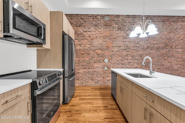 Building Photo - 7 Broad St