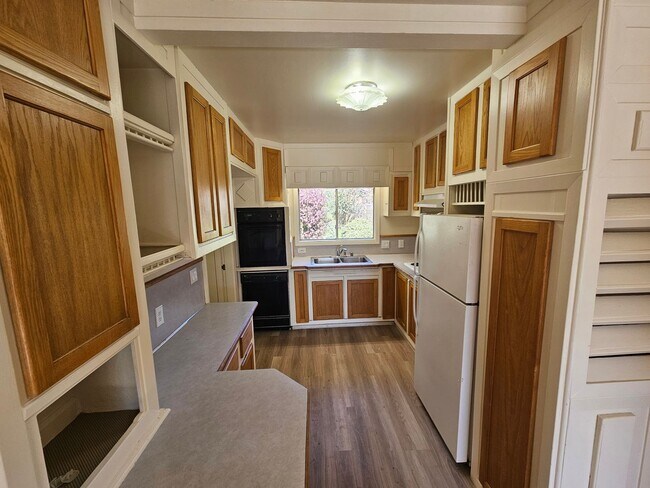 Building Photo - Comfortable 3/Bed-2 Bath Home with a Deck and Fenced Backyard