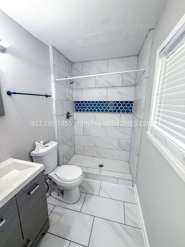 Building Photo - 1400 E 25th St