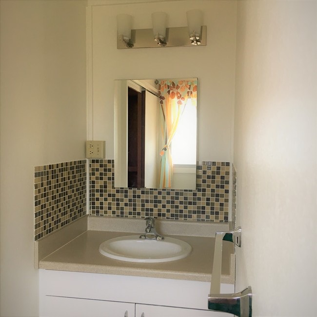 Half Bath - 94-872 Lumiholoi St