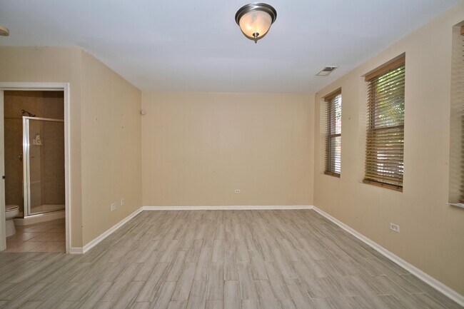 Building Photo - 353 E Eastgate Pl